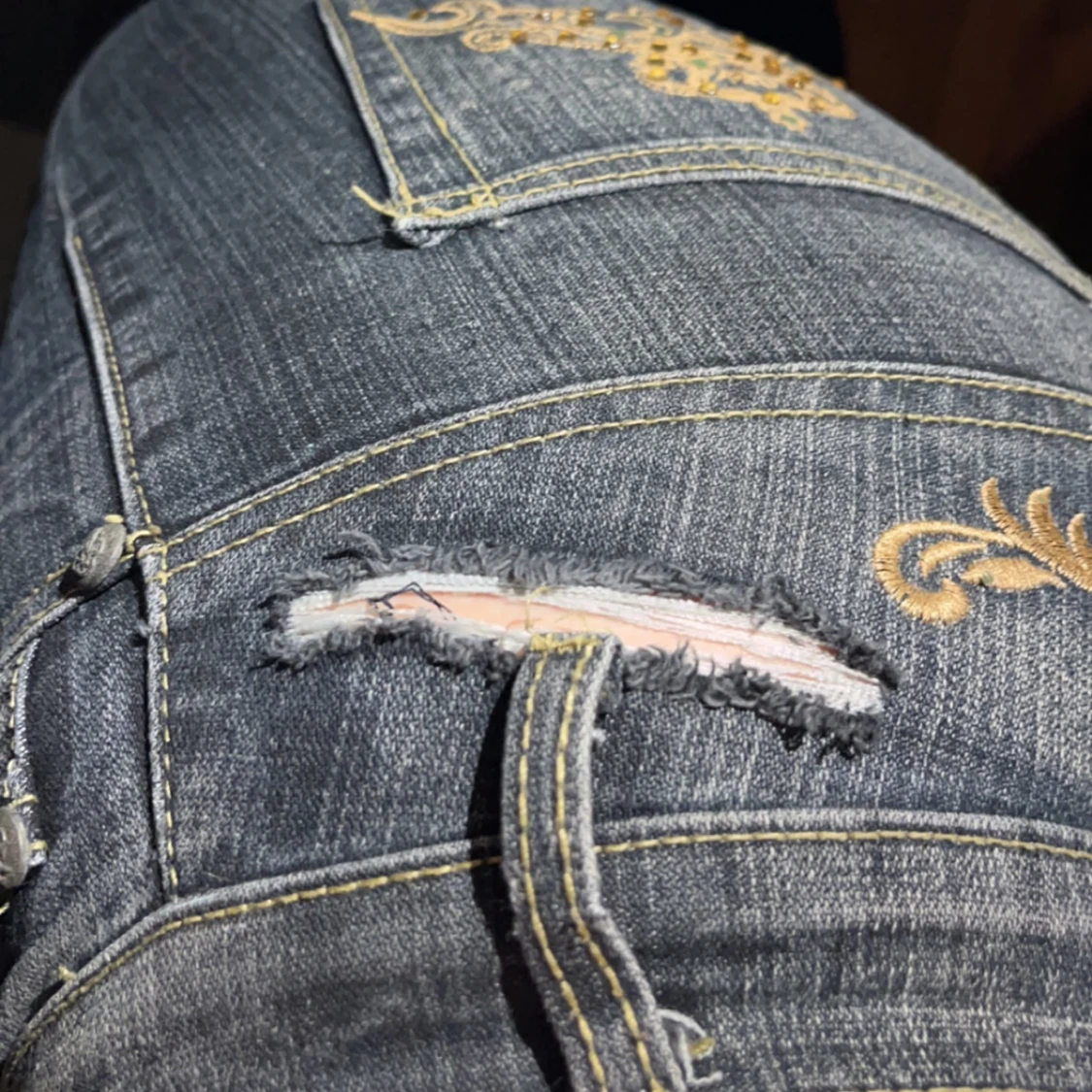Mörkblå jeans med broderade detaljer från Miss O&Y - 3