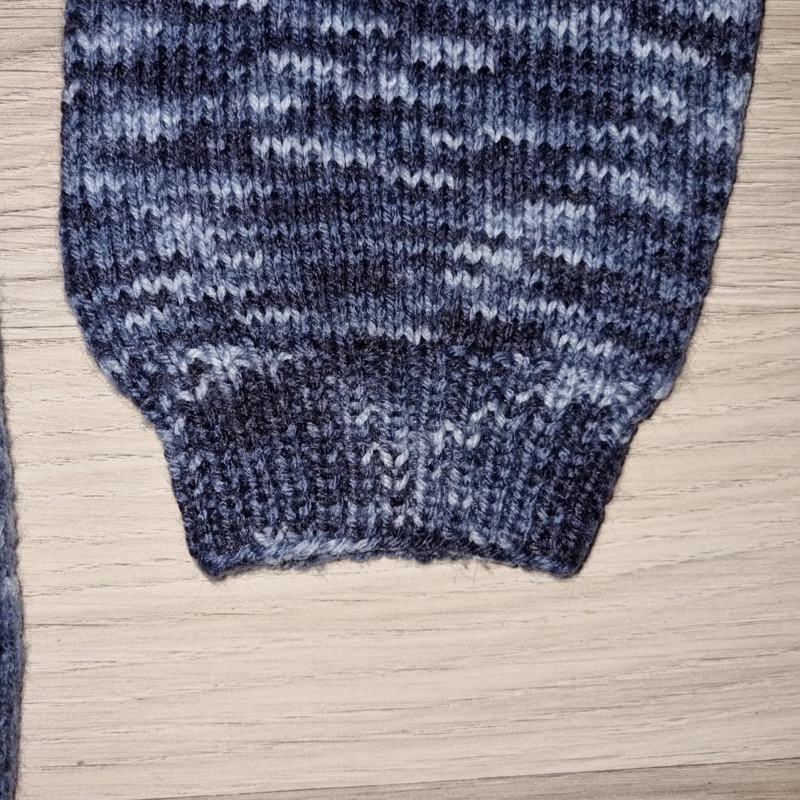 Blåmelerad hemmastickad tröja - 2