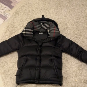 Burberry jacka  - Svart burberry jacka, det går att ta bort armerna så att det blir till en väst så perfekt till vinter och höst, ny skick