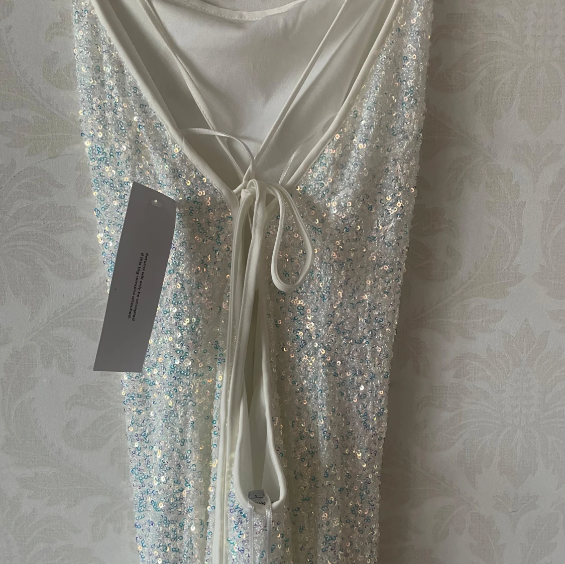 Vit glittrig klänning med öppen rygg - 3