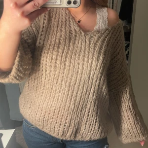 Beige stickad tröja - Mysig beige stickad tröja med v-ringad hals och lång ärm. Perfekt för kyliga dagar och ger en avslappnad look. Passar bra till jeans eller leggings. Osäker på om jag vill sälja den, därav priset!
