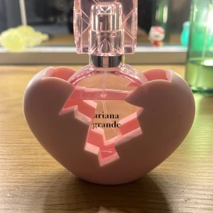 Parfym från Ariana Grande - Säljer denna parfym från ariana grande. Har aldrig använt den har bara testat den ett fåtal ggr!