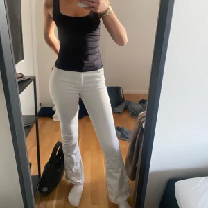 Vita bootcut jeans - Säljer jättesnygga vita bootcutjeans💕är 170cm lång🤍