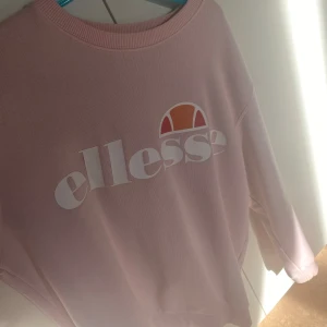 Rosa sweatshirt från Ellesse - Använd några få gånger men inte alls mycket då de inte är min stil. Äkta och köpt för ca 500kr. Storlek är ungefär Xs/ s. 170.