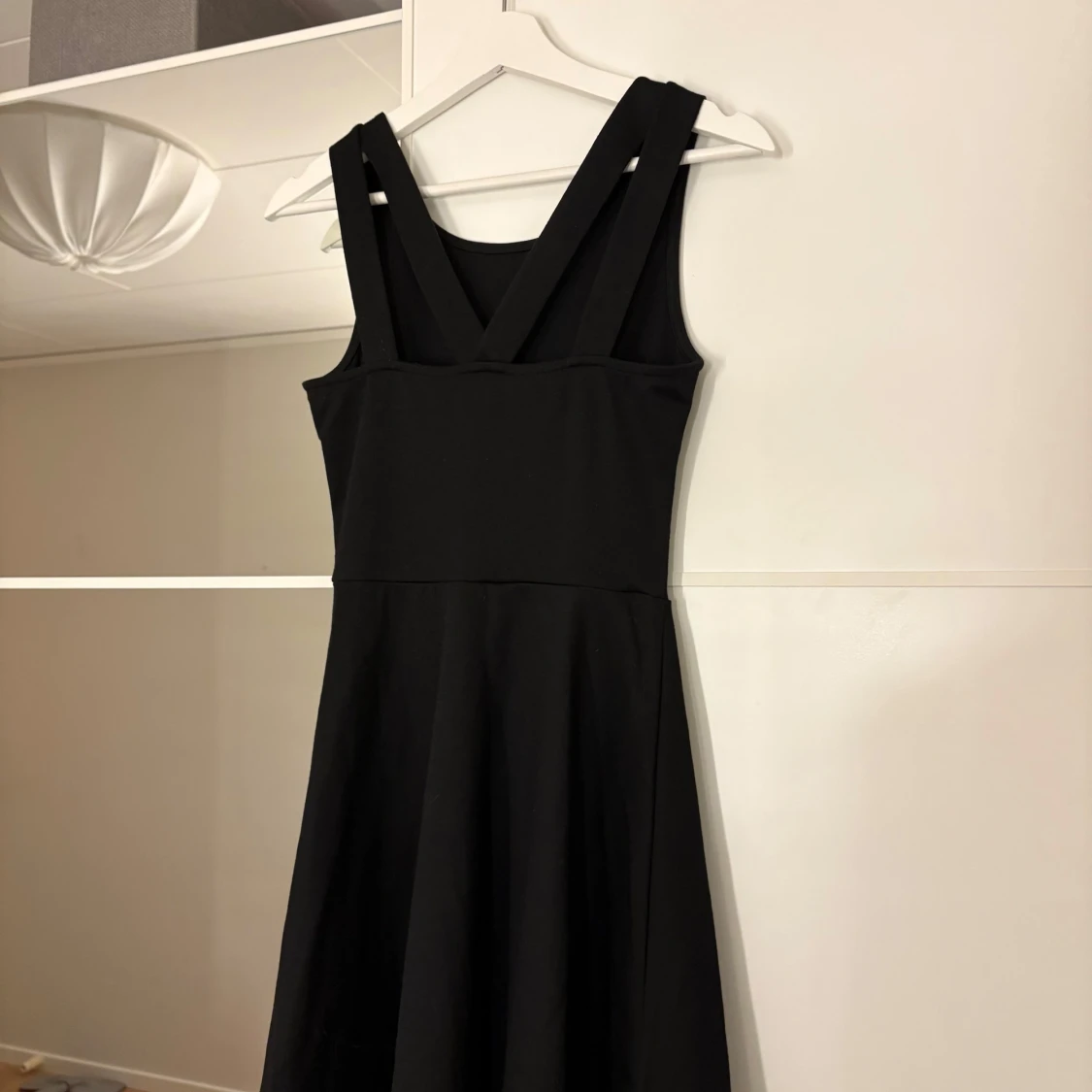 Svart klänning med korsade axelband
