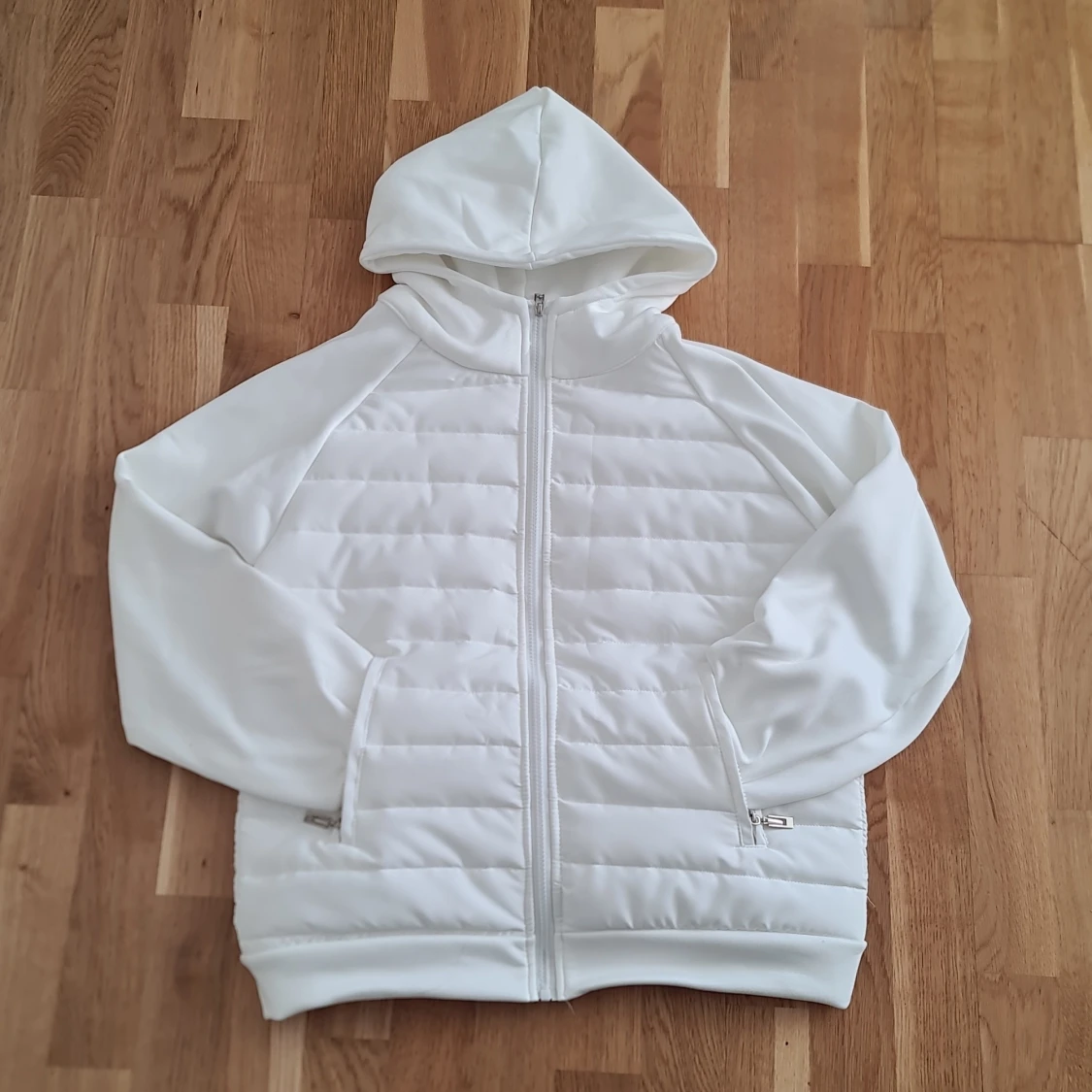 Vit quiltad cardigan med huva - 1