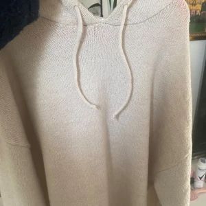 Stickad hoodie från Gina Tricot - Helt ny, aldrig använd, inte ens testad. Säljer då den inte kommer till användning. Köpt i januari 2025 från Gina för va 300kr 