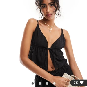 Svart linnetopp med knytning - säljer nu min as snygga svarta linnetopp med smala axelband och knytning som aldrig kommit till användning. skulle säga att de är en xs/s.  Toppen har en luftig passform och dekorativa detaljer som gör den de lilla extra. Perfekt för sommaren. den är från asos men hittar inte den exakta på deras hemsida men den är nästan identisk men den på första bilden! köpte den för 320kr, skriv om ni har frågor och använd gärna köp nu💗