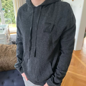 Kashmir/ Ull hoodie från ZADIG & VOLTAIRE - HELT NY mörkgrå Zadig & Voltaire hoodie || storlek M || Tröjan har en döskalle baktill och mörkgrön text på höger arm || nypris ca 4500kr || mitt pris 2699kr || 30% Kashmir och 70% Ull || modellen på bilden är 170cm och väger 60kg || tveka inte på att höra av dig vid frågor 