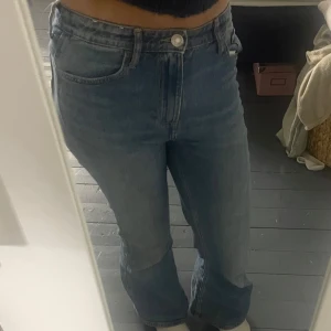 Blå flare jeans - Snygga blå flare jeans med hög midja. Snygga hjärt-fickor och knappgylf. Perfekta för en avslappnad stil. Säljer pågrund av att dem är lite korta för mig.