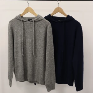 Merinoull & Kashmirhoodie (Nya) - Tjena säljer helt nya tröjor i 70% merinoull och 30% Kashmir från mitt klädföretag! Tröjorna är helt nya och ligger inplastade! Storleken som finns kvar är Large! Tröjorna säljs styckvis. Hör gärna av dig om du har nån fråga!