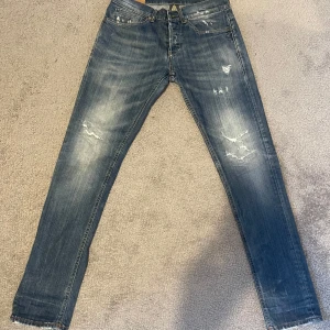 Dondup George  - ett par riktigt feta jeans från dondup i moddelen George i storlek w33. Hör gärna av dig vid frågor eller funderingar. priset är ej hugget i Sten😀