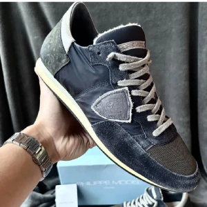 Philippe Model skor me mocka detaljer - Riktigt stilrena skor från Philippe model! Skorna är i mycket bra skick med få defekter (bara på sulan men inget man ser) Skorna är perfekta för sommar/vår! Ny pris på runt 3000 men vårat pris bara på 1129kr!😍 hör av er!😁