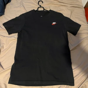 Nike tröja  - Står ej storlek men passar xs och s. Säljer för jag har växt ur den.
