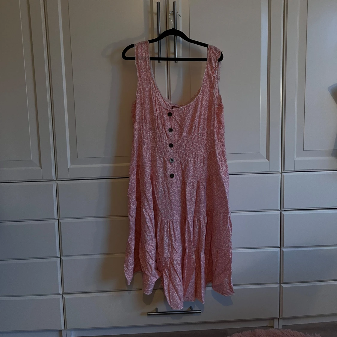 Rosa ärmlös klänning med knappar