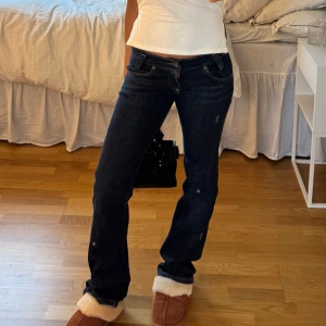 Mörkblå Lee Lågmidjade bootcut jeans  - Lågmidjade. Mörkblå. Bootcut. Lee modell Leola W27 L33❤️ midjemått 36cm rakt över, innebenslängd 82 cm