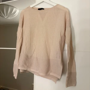 Beige stickad tröja - Säljer en stilren beige stickad tröja med långa ärmar. Tröjan är ribbad och har slits i sidan. Hör av er vid funderingar eller om ni vill ha bilder med hur plagget sitter på mig. Titta gärna in mina andra plagg!