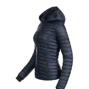 Mörkblå dunjacka med huva från navahoo - Snygg mörkblå dunjacka med dragkedja och huva. Jackan har en figurnära passform och långa ärmar med ribbade muddar. Perfekt för kyliga dagar. Jackan är i riktigt bra skick, den har bara provats och kostade ursprungligen 80€.