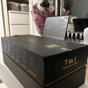 7 in 1 Pro Hair Styling Kit - Säljer ett 7 in 1 Pro Hair Styling Kit från leto, med flera tillbehör för olika stylingbehov. Inkluderar locktång, hårtork och olika munstycken för att skapa varierande frisyrer med endast luft. Perfekt för dig som vill ha allt i ett paket för hårstyling med minimal skada på håret. Köpt för 2799kr säljer för 1500kr!😍