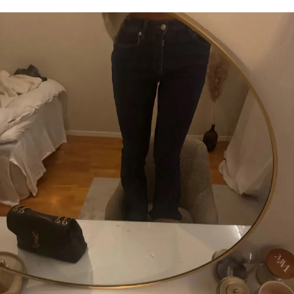 Så snygga flare jeans med medelhög midja! Helt nya!. Farkut & Housut.