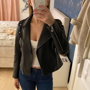 Läder Jacka från Hugo Bodd  - Snygg biker jacka från Hugo boss i äkta kalv läder. Ordinarie pris 4000kr 