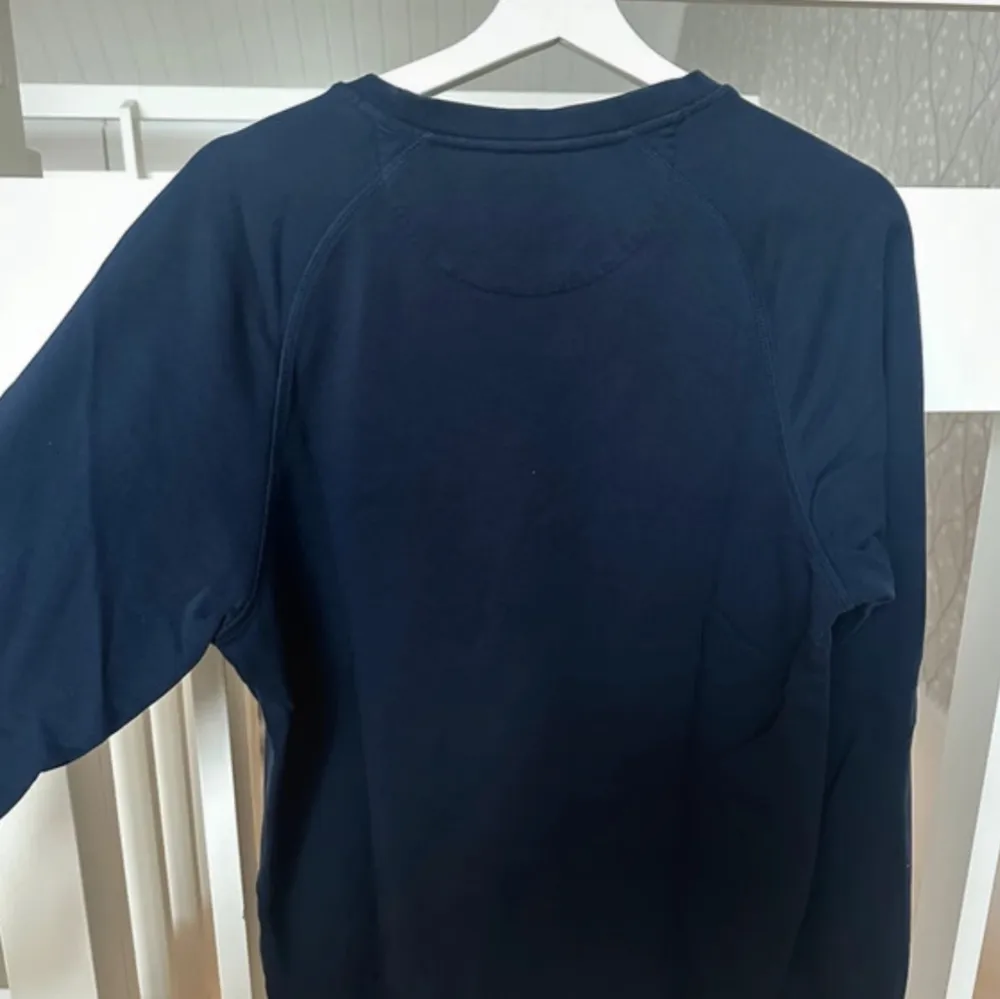 Säljer en snygg mörkblå sweatshirt från GANT med tryck. Strl M. Använd men bra skick. Neuletakit & Villapaidat.