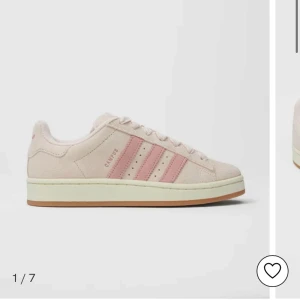 Beige/Rosa  Adidas Campus sneakers - Säljer ett par snygga beige Adidas Campus sneakers med rosa detaljer. Skorna har klassisk snörning och en stilren design som passar perfekt till vardags. De är bekväma och lätta att matcha med olika outfits. De är lite smutsiga längst fram på skon men rengör de innan de skickas. Mocka borste och box inkluderas i priset!🩷