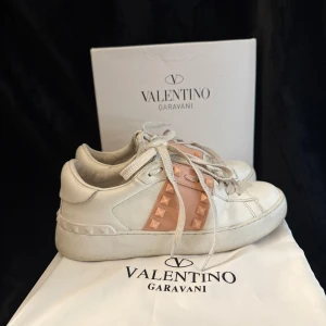 Valentino Garavani skor - supersnygga rosa valentino skor i storlek 36! Nypris kostar runt 6000-7000kr. Inga jättestora defekter förutom att tre st nitar saknas på vänster fot, denna färgen är svår att få tag på! Originalbox och dustbag följer med. Skriv gärna vid frågor eller fler bilder 🩷pris kan diskuteras