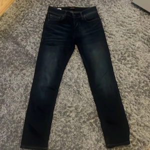 Jack and Jones jeans  - Säljer dessa mörkblå jack and Jones jeans till ett väldigt bra pris. Storlek 28/30 och är slim/straight fit. Finns tre små hål som syns i bild 3. Hör av er vid funderingar. 