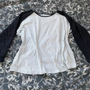 Grå och svart långärmad tröja - Stor långärmad tröja från RAINBOW med lite små skavanker (se sista bilden), svarta ärmar samt halsring🌸