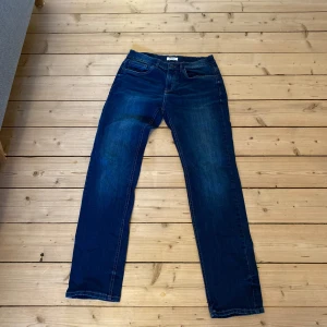 Barnjeans - Bra skick! - Rensar garderoben just nu och hittade dessa! Säljes billigt, vid funderingar kring pris eller fler bilder så är det bara att kontakta mig! Kolla även in min sida. Säljer kläder sjukt billigt och då har du chansen att köpa bundles… Med vänlig hälsning, 👋  