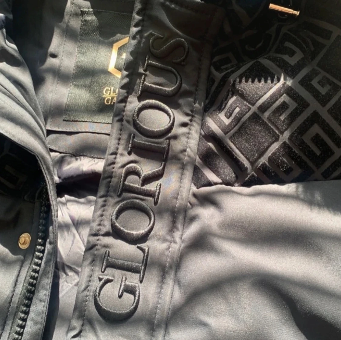 Svart jacka med pälsdetaljer från Glorious Gangsta - 2