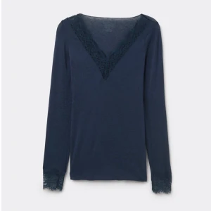 Mörkblå intimissimi tröja - Super fin mörkblå intimissmi tröja utan defekter och använd ett få tal gånger❤️säljs pågrund av att den inte passar mig❣️hör av er ifall ni har frågor💕