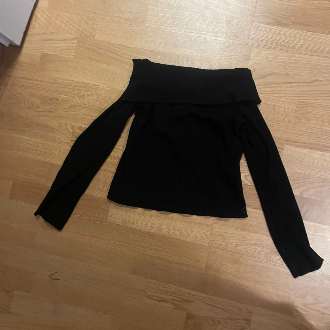 Svart offshoulder tröja - 1