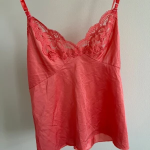 Korallrött linne - Unikt linne köpt på Vinted, ursprungligen från en butik i Italien. Storlek S och banden är justerbara ❤️