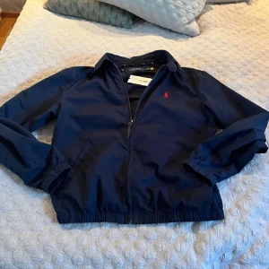  Ralph Lauren jacka - Säljer en stilren mörkblå jacka från Polo Ralph Lauren. Den är som helt ny med bra skick , jag har kvitto och allt som behövs. Priset kan diskuteras vid bara SNABB AFFÄR! 