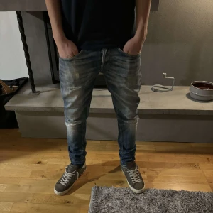Dondup george jeans  - Riktigt feta Dondup jeans. Byxorna är i nyskick och har inga större tecken på användning. Skriv vid minsta fundering👏