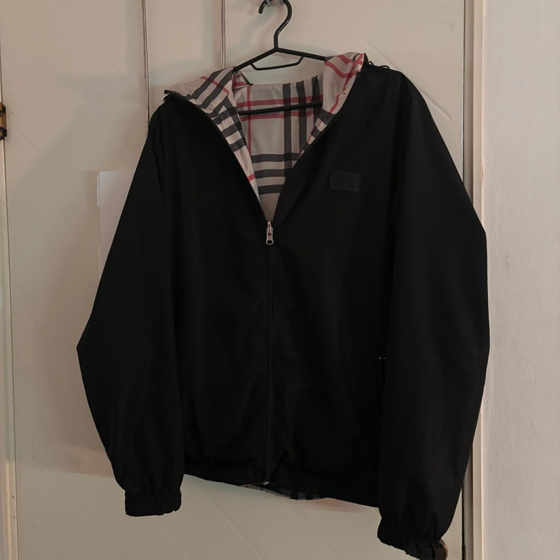 Svart vändbar burberry jacka 