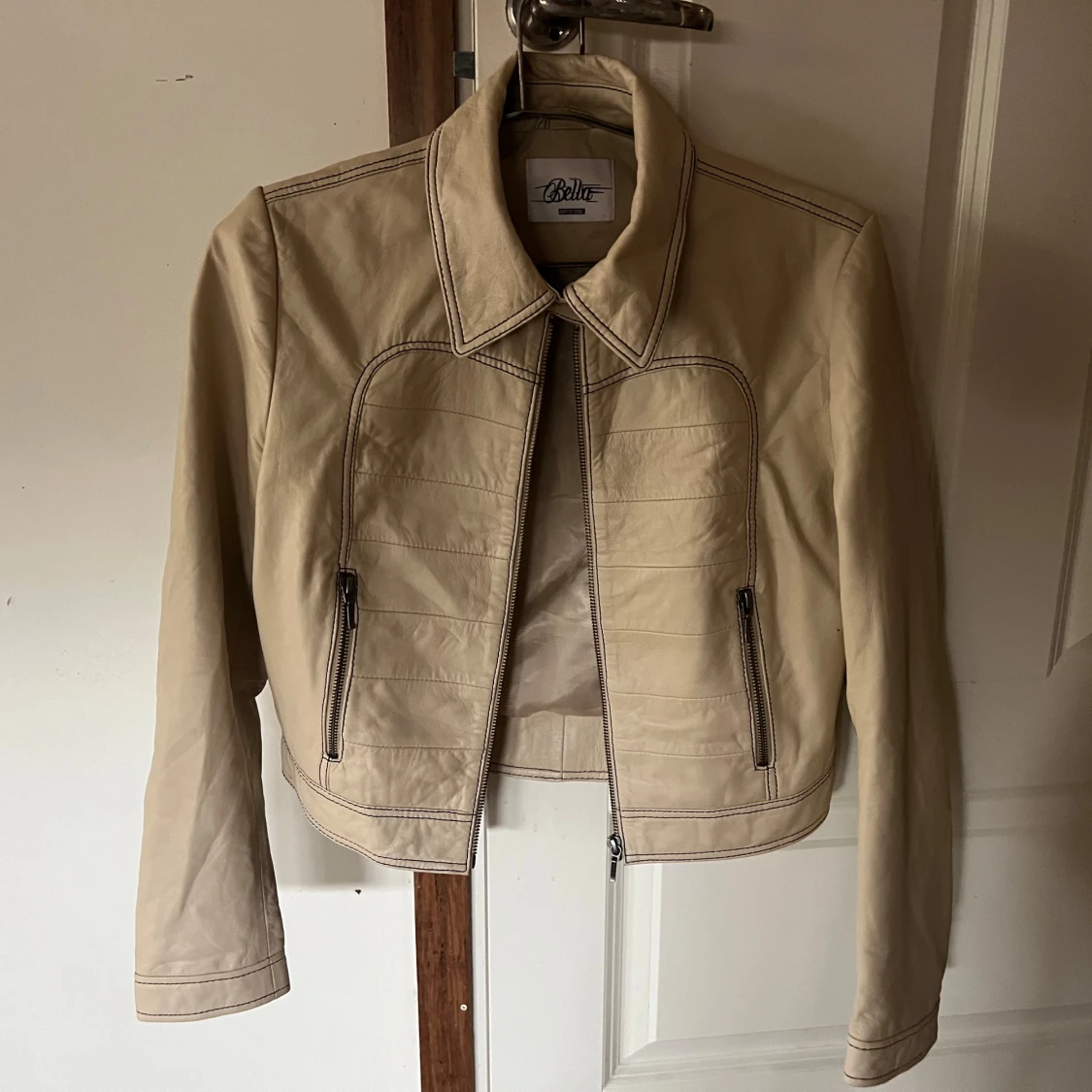 Beige skinnjacka från Belle - 1