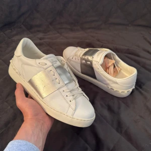 Valentino opens - Säljer nu dessa jättefina valentino open skorna! De är i mycket bra skick och få tecken på användning. De är i storlek 40 och givetvis är de äkta. Endast skorna medföljer vid köp. Vid ytterligare frågor eller funderingar är det bara att höra av sig! 🙏🏽