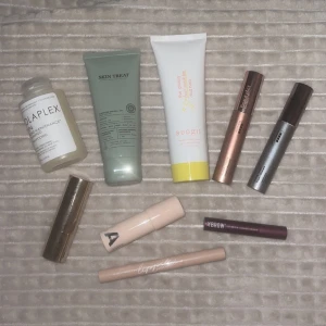 Samling av sminkprodukter - En samling av olika sminkprodukter, allt är oanvänt FÖRUTOM de 2 produkterna på sista bilden (beauty act highlighter använd och Makeupmekka läpppenna använd 1 gång). Ordinarie pris +900kr för allt, men säljer för 300. Skriv för närmare bild eller intresse🙌🏻