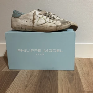 Philippe Model - Riktigt snygga Philippe Model skor. Dåliga bilder men kan lösa bättre om du frågar. Skick 7-8/10. Har lätt 2-3 sommrar i sig. Storlek 43. Köpta för 340 euro vilket var 3995kr vid köpet. Allt og följer med vid köp. Kom med frågor!!