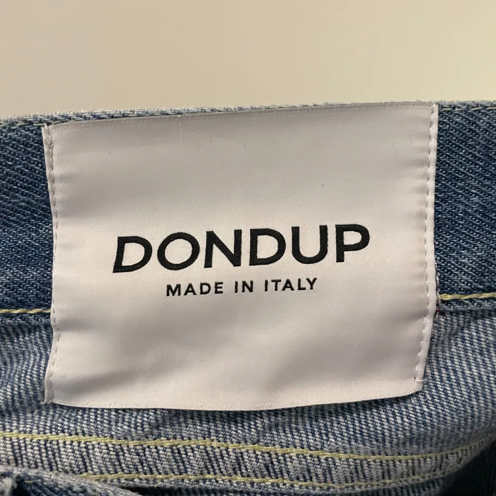 Snygga blå jeans från Dondup i modellen Dian Carrot Slim Fit. Tillverkade i Italien med klassisk femficksdesign och subtila slitningar för en trendig look. Perfekta för dig som gillar en smalare passform med lite extra utrymme vid låren. Nypris ligger på cirka 3000. Pris går att diskuteras vid en snabb affär!. Farkut & Housut.