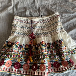 Kjol - Fin kjol från Zara. Använd några gånger men i mycket bra skick! 