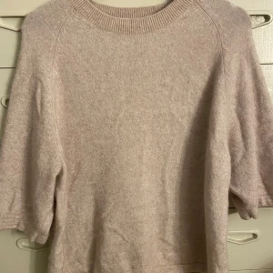 Trekvartsärm tröja  - Mysig beige alpacka tröja från & Other Stories med trekvartsärm och rund halsringning. Super skön och sparsamt använd 🥰