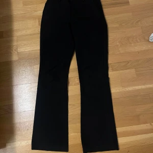 Svarta kostymbyxor från Bikbok - Snygga svarta kostymbyxor från Bikbok