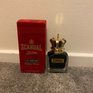 Scandal Le Parfum av Jean Paul Gaultier - Säljer min scandal parfym som det är ungefär 30 ml kvar i och 50 som ny. Jag säljer den för 400, den går för 700-900 nypris