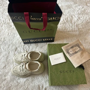 Gucci Rython sneakers - Chunky Sneakers från Gucci i modellen Rython. Skorna är i använt skick. Orginalkartong, dustbag och påse. Skorna är i storlek 33.  Nypris 11000kr.