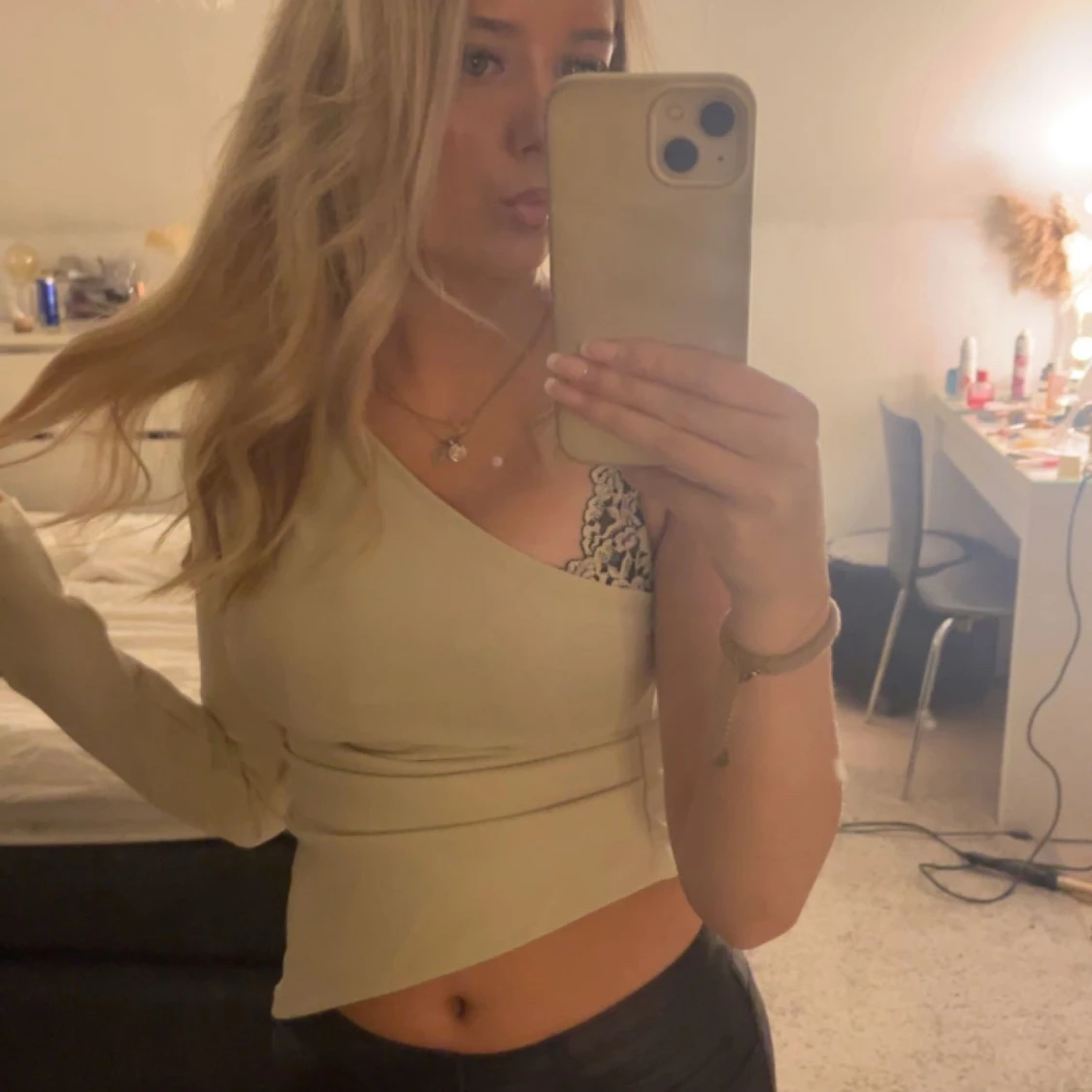 Beige oneshoulder topp