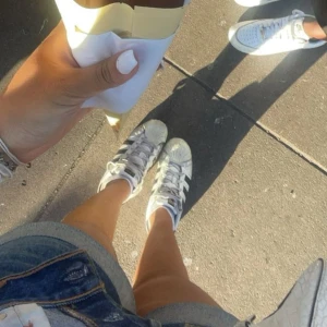 Adidas superstar - Snygga vita sneakers med klassisk snörning. Perfekta för en avslappnad stil och passar bra till jeans eller shorts. Skorna har en ren och enkel design som gör dem mångsidiga för olika tillfällen.